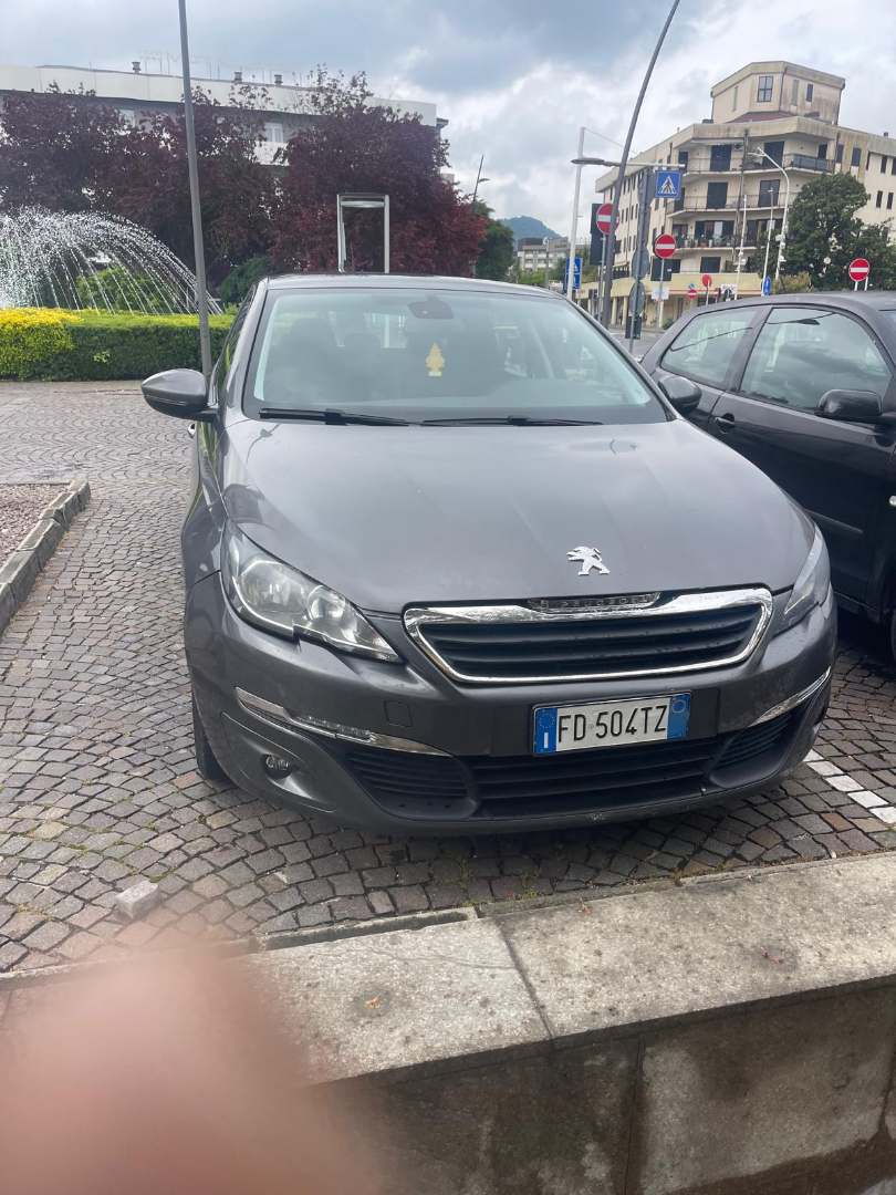 Peugeot 308 venant 3 500.000 f CFA avec papier contact : 77 3171823