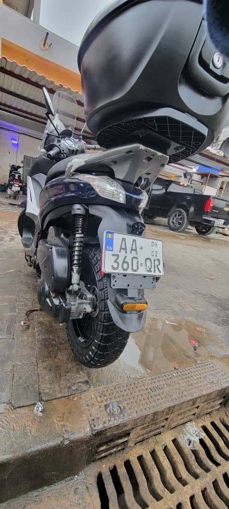 Scooter beverly lep moteur 300 disponible avec la plaque d'immatriculation